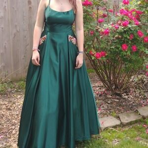 NWT David’s Bridal Satin Emerald Green Prom Dress